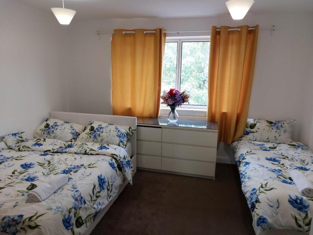 Superb 2 Bedroom Flat, Sleeps 6 クロイドン エクステリア 写真