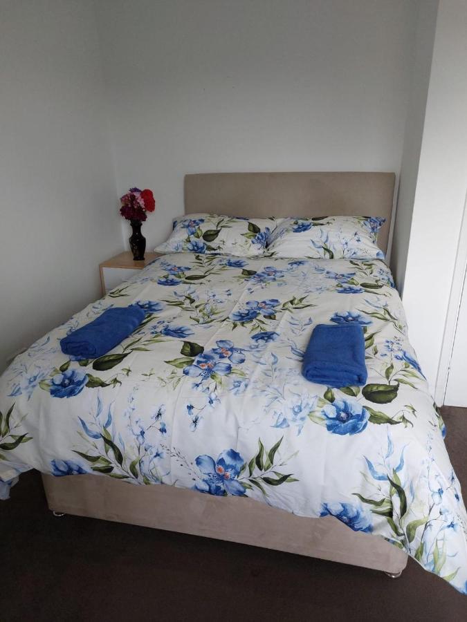 Superb 2 Bedroom Flat, Sleeps 6 クロイドン エクステリア 写真